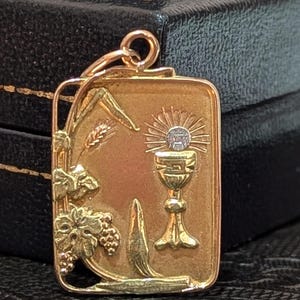18-karaats gouden Art Nouveau religieuze hanger, Franse medaille, doopsieraad, doophanger met gesloten achterkant, circa 1900