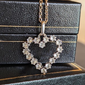 Colgante de corazón francés con dije de oro blanco de 18 quilates, circa 2000