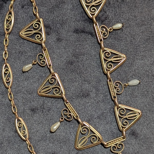 Antike französische Jugendstil-Draperiekette mit Goldfüllung. Antike französische Jugendstil-Draperiekette, französische Kragenkette, um 1890.