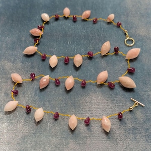 Handgefertigte Halskette mit Rubinen und peruanischen rosa Opalen, ein Unikat mit vergoldetem Verschluss. Mehr dazu bei MAISONKULAYVERDE.