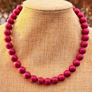 Klassische Einzelstrang Lila Rosa Tschechische Opak Perlenkette / Magenta Runde Perlen / Magenta Statement Halskette