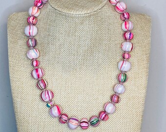 Collar con cuentas de arcilla hecho a mano / Declaración de cuentas múltiples a rayas / Cuentas esmeriladas rosas Funky Trendy