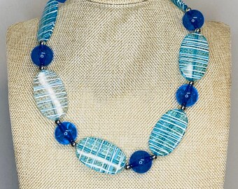 Collar de cuentas gruesas azules / Collar de moda / Cuentas de rayas ovaladas / Cuentas redondas iridiscentes azules