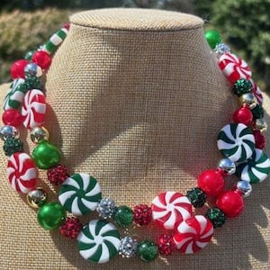 Collar navideño de menta, verde, plateado, dorado y rojo, joyería navideña, divertido, nostálgico, para fiestas, para niños y adultos, estilo retro caprichoso con diamantes de imitación.
