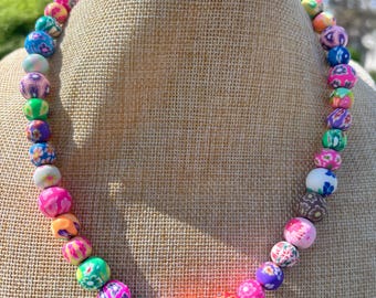Collar de cuentas de arcilla multicolor con forma de flor