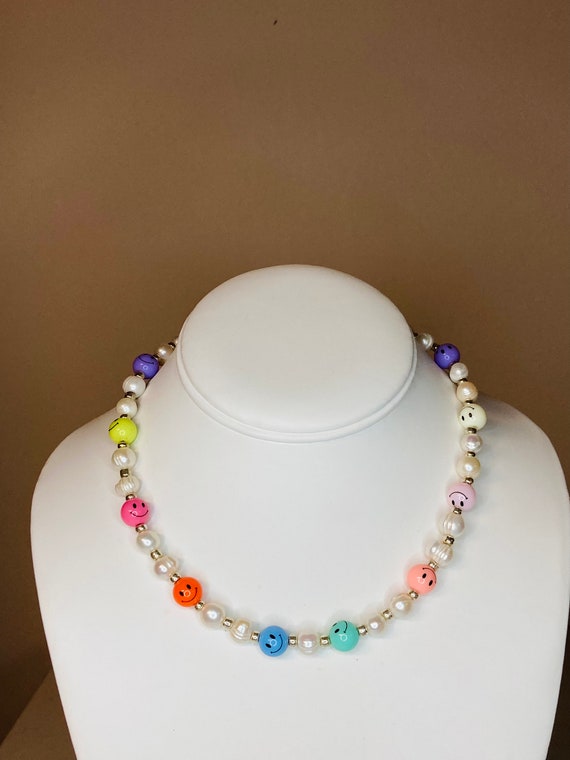 ●VVV● Mixed Pearl Smile Beads Necklace 21FWNK014MX Y2K Smiley Face Pearl Choker / Multicolor Smile Bead