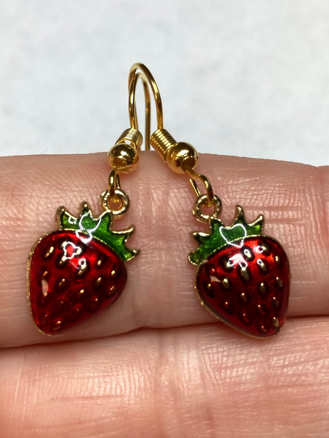 Handgemachte Erdbeer-Ohrstecker Aus Polymer Clay – Süße Frucht-Ohrringe In Pink