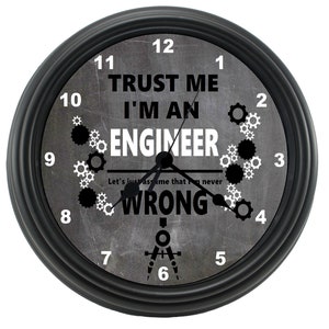 Op de afbeelding: Zwart-witte klok met een grijze achtergrond. De wijzerplaat van de klok heeft de tekst "TRUST ME I'M AN ENGINEER Let's just assume that I'm never WRONG" met tandwielen rond de tekst. De wijzers van de klok wijzen naar 12:00.