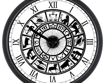 Puede incluir: Un reloj en blanco y negro con números romanos y un diseño zodiacal. La esfera del reloj presenta los doce signos del zodíaco, cada uno con su símbolo correspondiente.