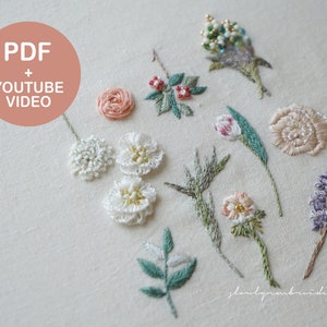 以下が含まれることがあります： オフホワイトの生地の正方形に、パステルカラーの手刺繍の花柄がいくつかあります。刺繍には、詳細な花、葉、茎が含まれており、一部のデザインにはビーズが組み込まれています。「PDF + YOUTUBE VIDEO」というテキストがピンク色の円の中にあります。