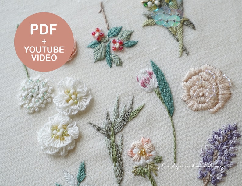 以下が含まれることがあります： 白、ピンク、ラベンダーの花、緑の葉など、さまざまな刺繍の花柄のデザインのクローズアップ。 刺繍は、詳細なステッチとビーズ細工が特徴です。 画像のテキストは「PDF + YOUTUBE VIDEO」です。