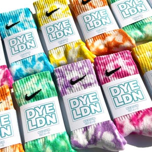 Chaussettes Nike tie-dye roses, lilas, menthe, bleu, jaune, orange, adultes, une paire, teintes à la main