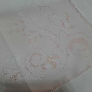 Precious linen sheets with hand-made Sicilian drawn embroidery