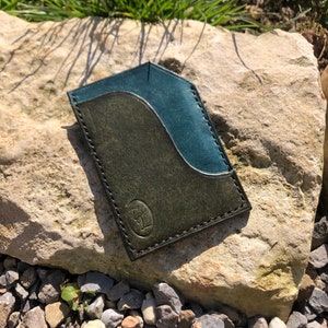 Cartera de tarjeta minimalista de cuero, tarjetero, hecho a mano, Cuero Pueblo, regalos para él, Día del Padre, Cuero Oliva Ortensia, Cuero Verde Azul