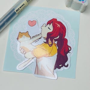Schattige roodharige animemeisje kussende kat