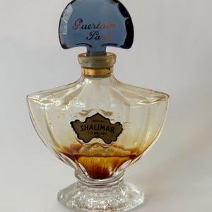 Flacon de parfum Shalimar vintage en verre par Guerlain, Paris, bouchon en verre bleu, 1/2 fl oz avec étiquettes originales, bracelet en or