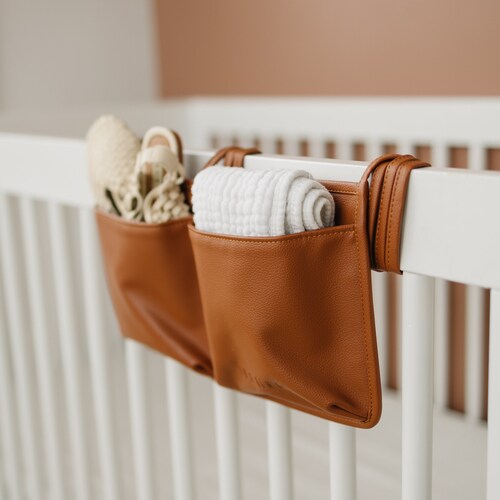 Organiseur de lit de bébé en cuir végétalien : rangement suspendu pour chambre d'enfant, résistant aux taches