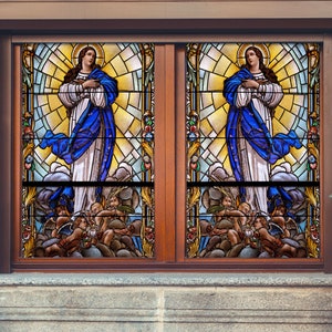 以下が含まれることがあります： 青いローブを着た女性が雲の上に立っており、周りを天使が囲んでいるステンドグラスの窓。窓は木枠で囲まれており、薄い茶色の背景がある。