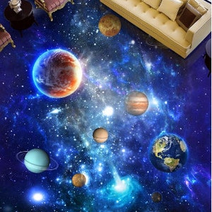 Może przedstawiać: Niebieska i czarna galaktyka na podłodze z różnymi planetami i gwiazdami. Pokrycie podłogi jest pokazane w pokoju z meblami.