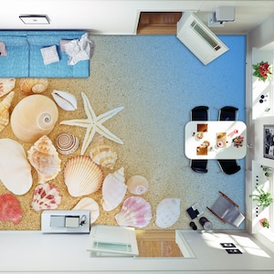 Könnte beinhalten: Eine Nahaufnahme eines Strand-Bodenbelags mit verschiedenen Muscheln, einem Seestern und einem blau-weißen Hintergrund. Der Bodenbelag befindet sich in einem Raum mit einem Tisch und Stühlen sowie einer Couch.