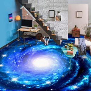 Peut inclure: Un revêtement de sol bleu et blanc sur le thème de la galaxie avec un motif de nébuleuse tourbillonnante et des étoiles blanches. Le revêtement de sol se trouve dans une pièce avec un bureau, une chaise et un escalier.