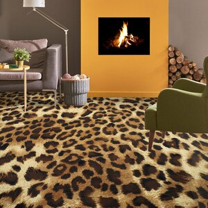 Puede incluir: Una sala de estar con un sofá marrón, un sillón verde y una chimenea con fuego. El suelo está cubierto con una alfombra de estampado de leopardo.