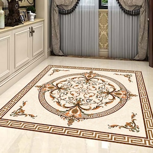 Può includere: Una piastrella per pavimenti beige con un motivo marrone. Il motivo presenta un grande motivo circolare con intricati dettagli floreali e un bordo di forme geometriche ripetute.