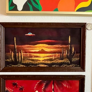 Stampa vintage replica di UFO del deserto in velluto nero, dipinto con cornice in legno/colorato su carta scamosciata floccata, arredamento per la casa, bar, arte retrò, 11,5"x6,5"