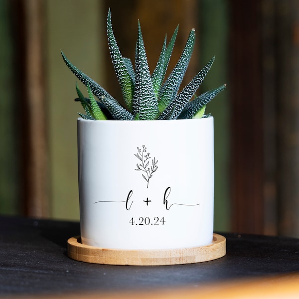 Regalo de compromiso de plantador personalizado - El amor crece aquí - Olla de cerámica blanca de 3" con bandeja de bambú- Olla suculenta personalizada - Recién comprometido