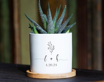 Regalo di fidanzamento con fioriera personalizzata - L'amore cresce qui - Vaso in ceramica bianca da 3" con vassoio in bambù - Vaso succulento personalizzato - Appena fidanzato