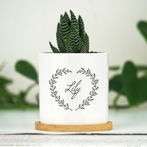 Mini plantador de nombre personalizado - Olla de cerámica blanca de 3" con bandeja de bambú - Olla suculenta personalizada - Nuevo regalo para bebés - Regalo de amor por plantas