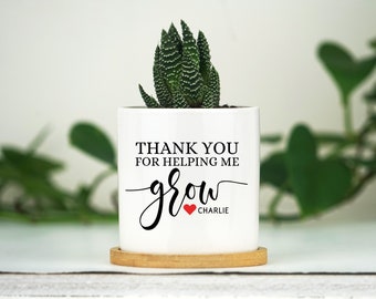 Jardinière personnalisée pour enseignant - Cadeau Merci de m'avoir aidé à grandir - Pot blanc de 3 po. avec plateau en bambou - Pot de fleur pour enseignant - Boîte cadeau succulente