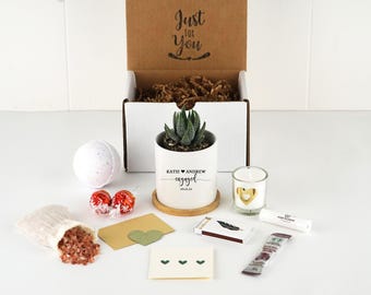 Maceta personalizada para regalo de compromiso - Maceta de cerámica blanca de 7,6 cm con bandeja de bambú - Maceta para suculentas personalizada - Regalos de compromiso para pareja