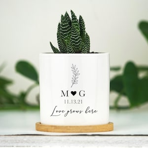 Maceta personalizada de regalo de compromiso - El amor crece aquí - Maceta de cerámica blanca de 7,6 cm con bandeja de bambú - Maceta personalizada para suculentas - Recién comprometidos