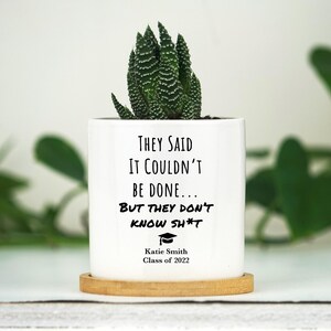 Personalisiertes Planter Abschlussgeschenk - 3 "weißer Keramiktopf mit Bambustablett - Abschlussgeschenke für Sie - Einzigartiger College-Abschluss