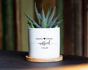 Caja de regalo de compromiso personalizada - El amor crece aquí - Maceta de cerámica blanca de 7,6 cm - Caja de regalo de compromiso - Recién casados - Regalos de compromiso