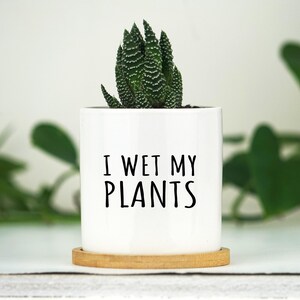 Mini pot de fleurs « J'arrose mes plantes » - Petit pot en céramique blanche de 7,5 cm avec soucoupe en bambou - Pot à succulentes personnalisé - Cadeau d'anniversaire - Cadeau d'amitié
