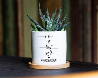 Maceta personalizada para regalo de compromiso - Amor a primera vista - Maceta de cerámica blanca de 7,6 cm con bandeja de bambú - Maceta para suculentas personalizada - Recién comprometidos