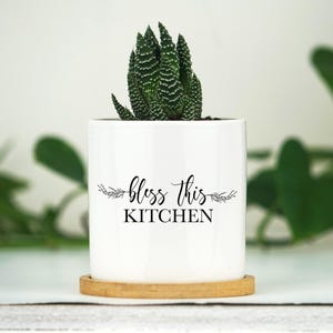 Home Decor Accent Planter - Bless Diese Küche - 3 "weißer Keramiktopf mit Tablett - Küchendekoration, christliche Wohndekoration, Wohnzimmerdekor