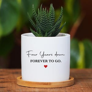 Geschenk zum vierten Jahrestag – Weißer Keramiktopf (7,6 cm) mit Bambusuntersetzer, individuell gestalteter Sukkulententopf, Geschenk zum 4. Hochzeitstag