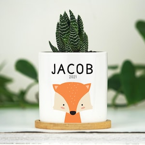 Personalisierter Baby Name Pflanzer - 3 ""Weißer Keramiktopf mit Bambustablett - Neues Babygeschenk - Benutzerdefiniertes Babytiergeschenk - Kindernamen-Geschenkbox - Fuchs."