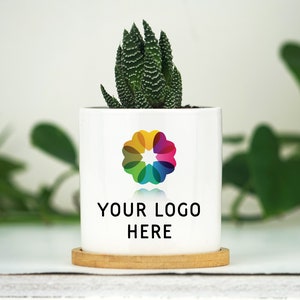 Fioriera con logo aziendale personalizzato a colori - Vaso in ceramica bianca da 3 pollici con vassoio in bambù - Regalo aziendale personalizzato - Regalo aziendale