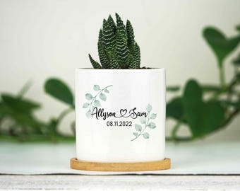 Maceta personalizada para regalo de compromiso - Maceta de cerámica blanca de 7,6 cm con bandeja de bambú - Maceta para suculentas personalizada - Recién comprometidos - Lo mejor está por venir