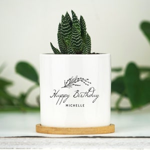 Personalisierter Geburtstagsgeschenk-Übertopf - 3-Zoll-Topf mit Bambustablett - Sukkulentengeschenke, Dankeschön, Geburtstagsgeschenk für Mitarbeiter, individueller Name