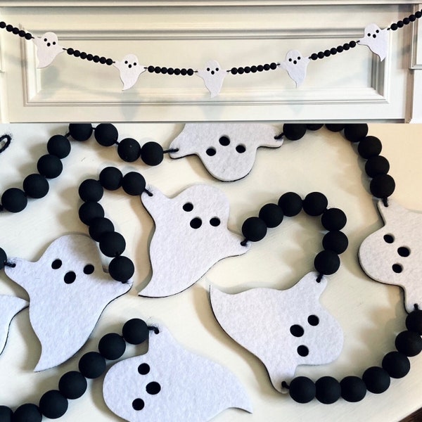 Halloween Felt Ghosts and Black Wood Beads Garland for Fireplace Mantel / Spooky Wall Home Decor Banner / Boho Farmhouse Bunting for Mantle