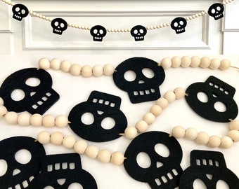 Halloween Garland Black Felt Skulls and Wood Beads / Day of the Dead / Mantel Home Decor Hanging Banner / Sugar Skull Dia de los Muertos