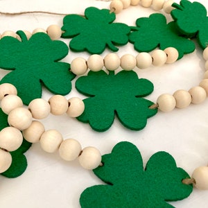 St. Patrick's Day Garland / Wood Beads and Green Felt Shamrocks for Mantel / Cottagecore Home Decor Banner / Lucky Farmhouse Mantle Bunting Bild 7