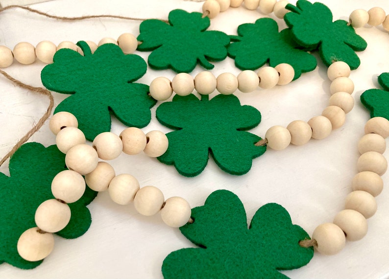 St. Patrick's Day Garland / Wood Beads and Green Felt Shamrocks for Mantel / Cottagecore Home Decor Banner / Lucky Farmhouse Mantle Bunting Bild 7