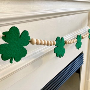 St. Patrick's Day Garland / Wood Beads and Green Felt Shamrocks for Mantel / Cottagecore Home Decor Banner / Lucky Farmhouse Mantle Bunting Bild 5