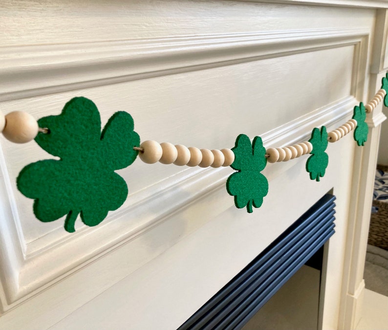 St. Patrick's Day Garland / Wood Beads and Green Felt Shamrocks for Mantel / Cottagecore Home Decor Banner / Lucky Farmhouse Mantle Bunting Bild 5